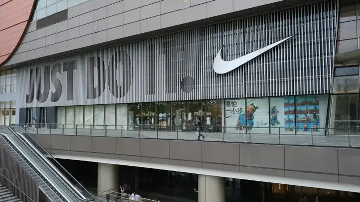 Mall Nike Store featuring "Just Do It" tagline on outside.